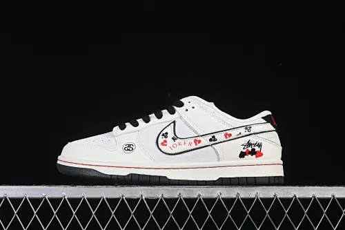 All categories Nk SB Dunk Series Nk SB Dunk Low High-end customized low-top sneakers Nike SB Dunk Low Stusi co-branded white, black and red High-end customized low-top casual sneakers YF9511-913